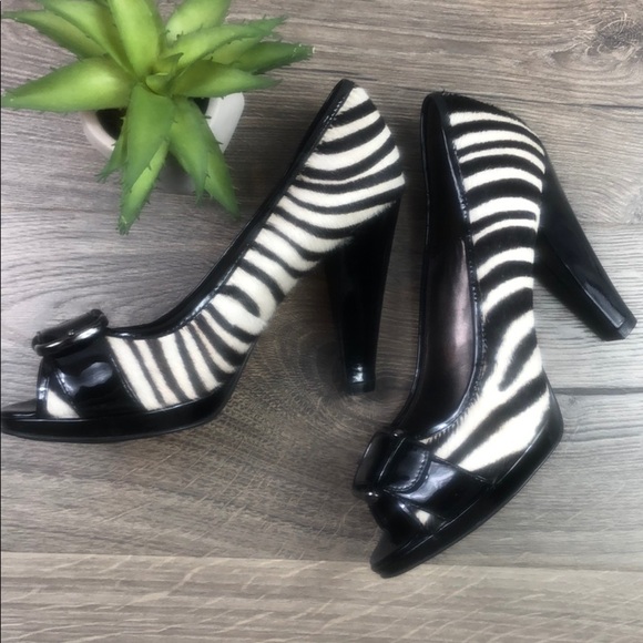 ISOLA Peep Toe Heels Patent Leather Zebra Animal Print 8 Buckle - Picture 1 of 9